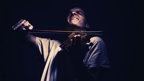 Acto de un violinista — Foto de Stock