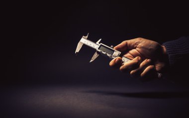 Vernier Kaliper tutan erkek el 