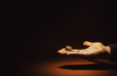 Bir elinde çikolata şeker