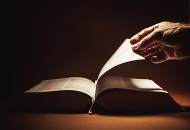 Kitap okuyorum. 