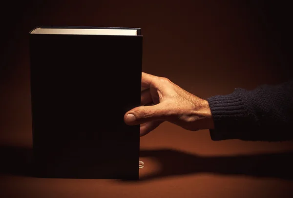 Ein dickes Buch in der Hand — Stockfoto
