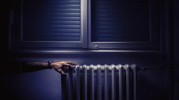 Ancien radiateur dans une vieille chambre — Photo