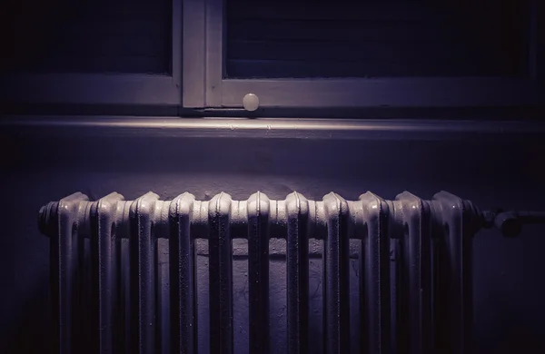 Oude Radiator in een oude kamer — Stockfoto