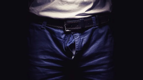 Mannen med en öppen byxor dragkedja — Stockfoto