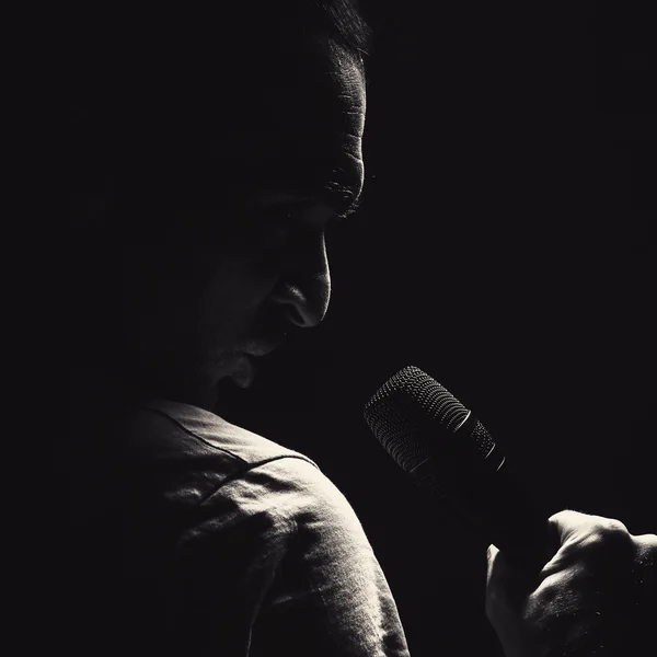 Homme en colère avec microphone — Photo