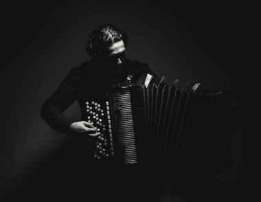 Akordeon çalan siyah beyaz