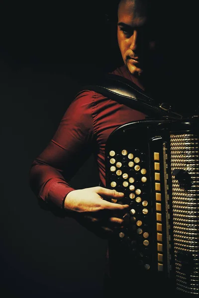 Joueur d'accordéon chromatique — Photo