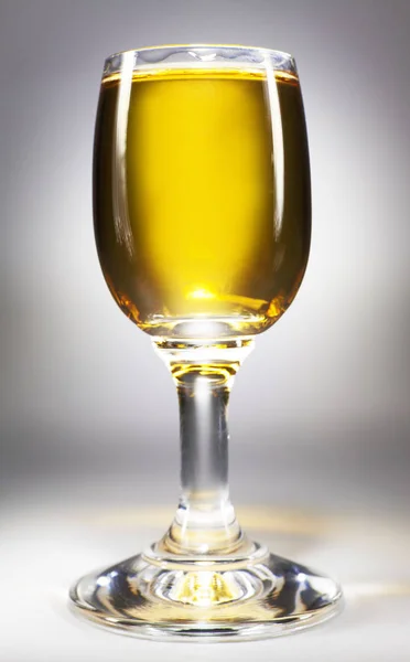 Bebida alcoólica em um copo — Fotografia de Stock