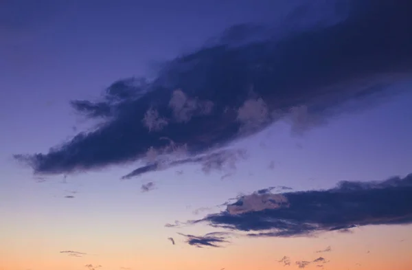 Paarse hemel en wolken — Stockfoto