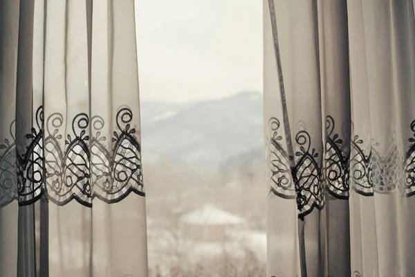 Dekorativer Vorhang und Wintertag — Stockfoto
