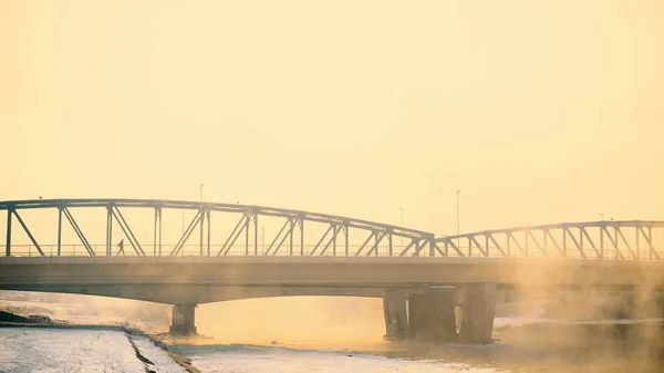 Cruzando el puente — Foto de Stock