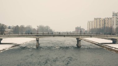 Walkers köprüler üzerinde 