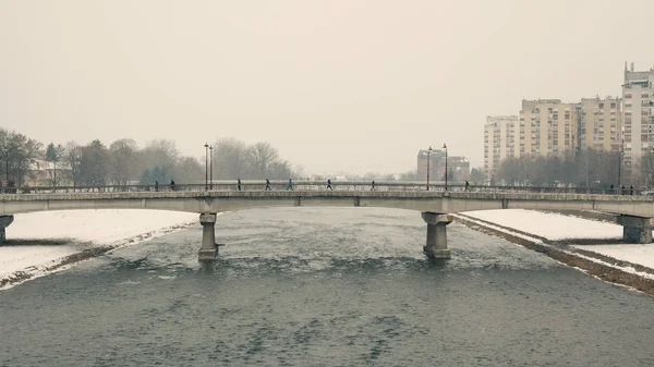 Walkers köprüler üzerinde 