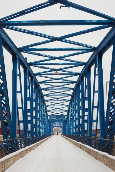 Eenzame wandelaar op brug — Stockfoto