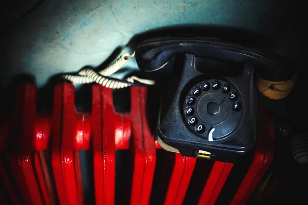 Ancien téléphone sur radiateur rouge — Photo