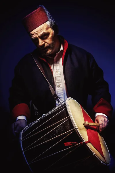 Musicista con Fez e Tapan Drum — Foto Stock