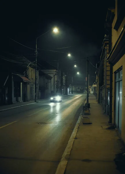 Улицы маленького города ночью — стоковое фото
