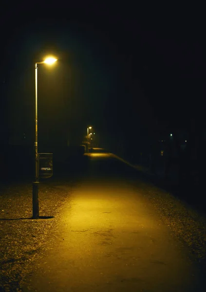 Calles pequeñas de la ciudad durante la noche — Foto de Stock