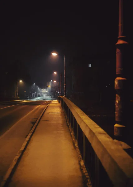 Calles pequeñas de la ciudad durante la noche — Foto de Stock