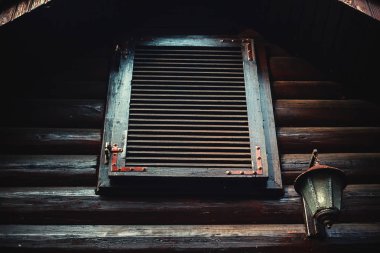 Ahşap bir evin penceresi