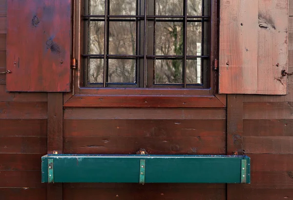 Raam van een houten huis — Stockfoto