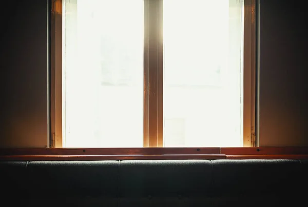 Régi ablak és új bútorok — Stock Fotó
