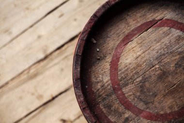 Ahşap zemin üzerinde ahşap varil