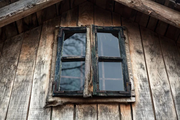 Extérieur d'une vieille fenêtre en bois — Photo