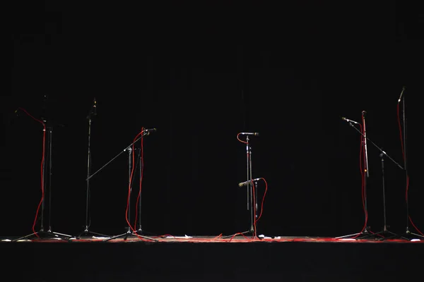 Mikrofonlar standları ve kırmızı kabloları — Stok fotoğraf