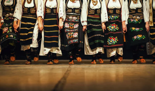 Jambes du folklore serbe — Photo