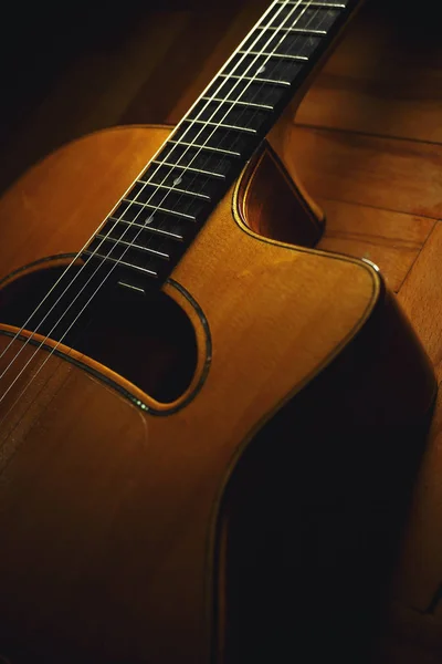 Vue rapprochée du corps et du cou de la guitare gitane . — Photo