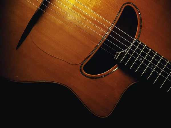 Vista de cerca del cuerpo y el cuello de la guitarra gitana . — Foto de Stock