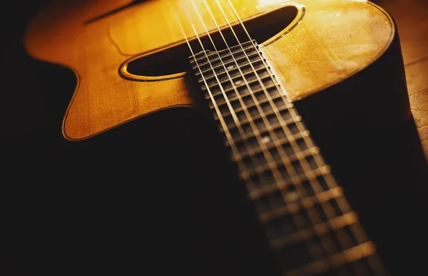 Closeup véve cigány gitár teste és nyaka. — Stock Fotó