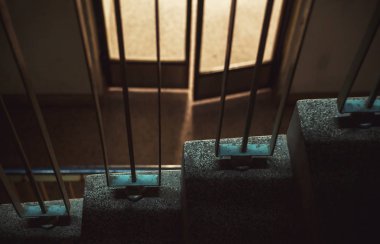 Merdivenlerin üzerinde eski binada 