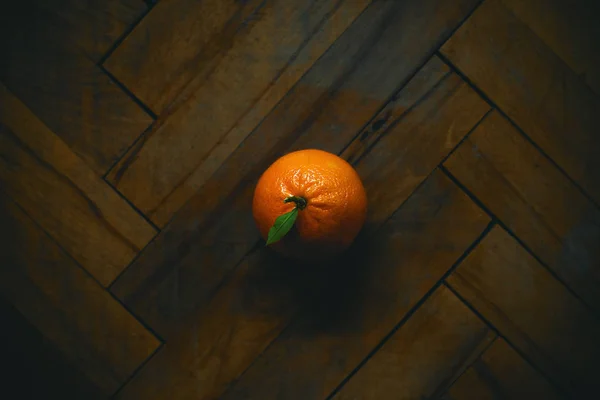 Naranja sobre parquet —  Fotos de Stock