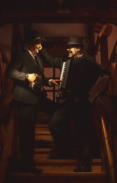 Deux musiciens sur escalier — Photo