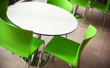 masa ve sandalye bir Restaurant