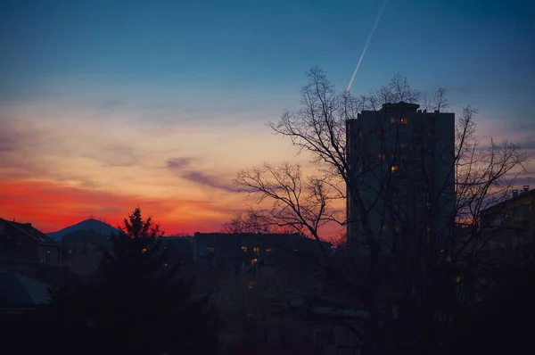 Abend in einer kleinen Balkanstadt — Stockfoto