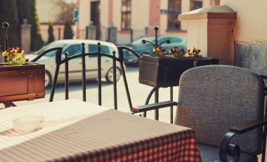 Restoranda oturuyor. 