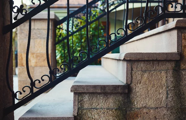 Decoratief hek en trappen — Stockfoto