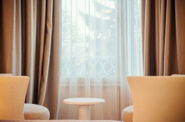 İki koltuk ve pencere