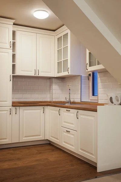 Cozinha moderna branca e brilhante — Fotografia de Stock