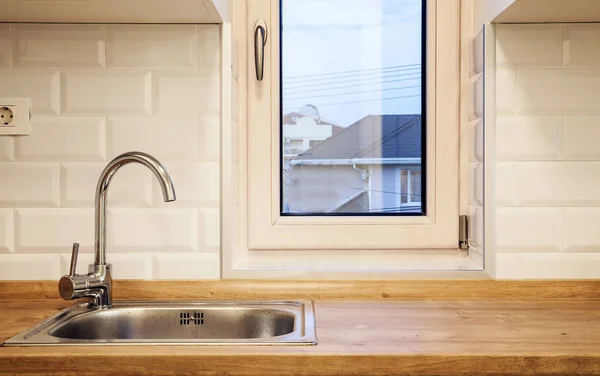 Wasserhahn und Schreibtisch einer modernen Küche — Stockfoto