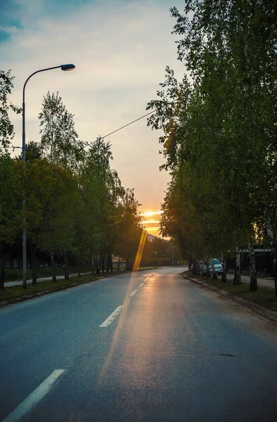 Prázdné ulice města v západu slunce — Stock fotografie