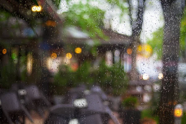 Fenêtre de restaurant pendant la pluie — Photo