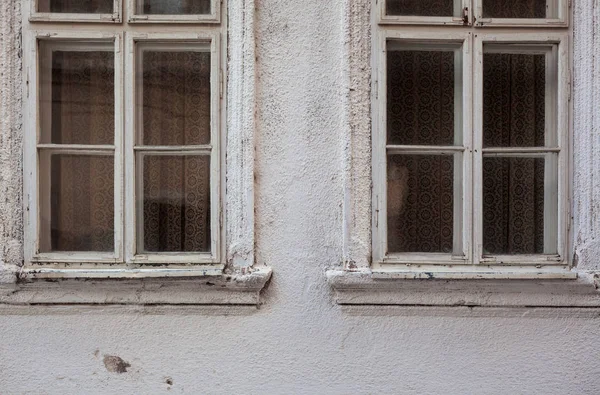 Duas velhas janelas de madeira — Fotografia de Stock