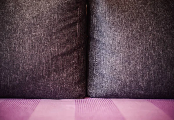 Cuscino grigio sul letto — Foto Stock