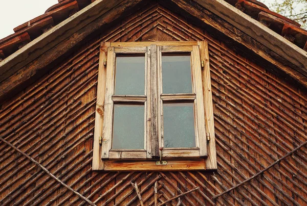 Παλιά ρετρό ξύλινο σπίτι — Φωτογραφία Αρχείου