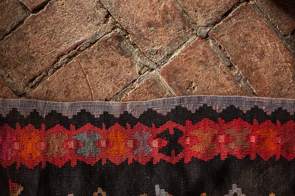 Dekorerade gamla matta och tegel golv — Stockfoto