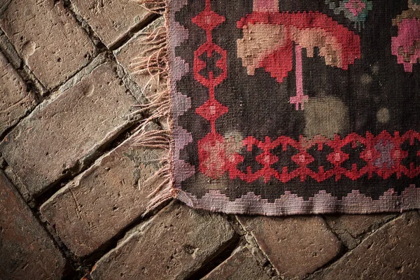 Vieux tapis décoré et plancher de brique — Photo